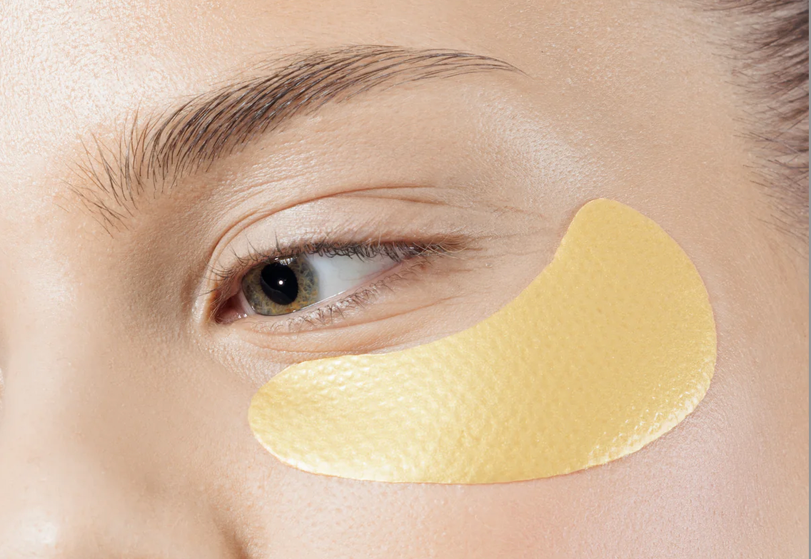 Jak využít masky pod oči v zimní péči: Odstranění otoků a tmavých kruhů